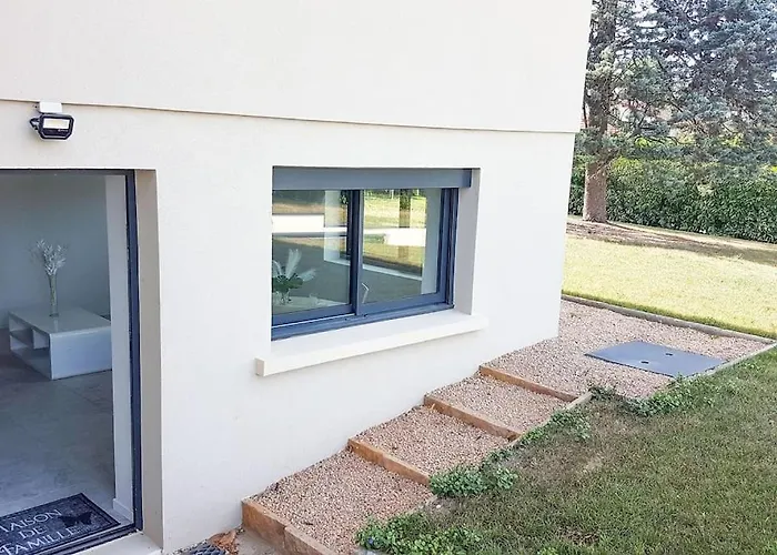 Le Petit Castel, Portes De Lyon
